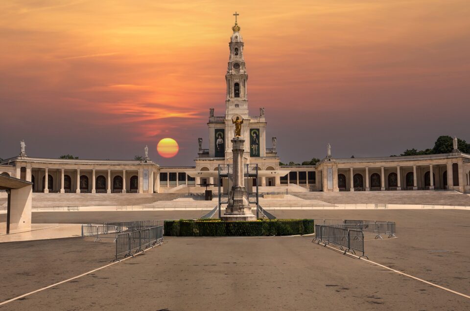 Discover the Heart of Portugal: Fátima, Nazaré, and Óbidos Private Tour